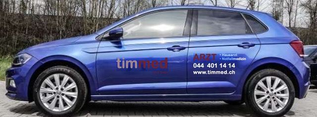 Älteres Paar hält sich lächelnd an den Händen