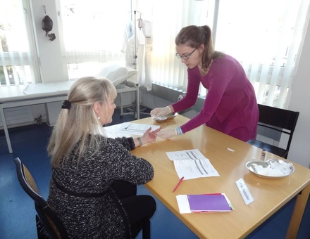 Blutdruckmessung während eines Gesundheits-Check-ups